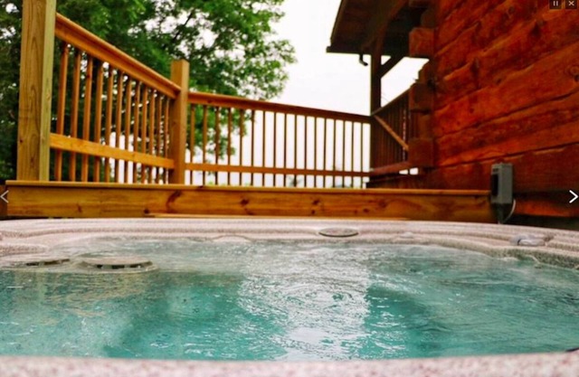 Chestnut 3 Bed / 2 Bath cabin with Hot Tub Jacuzzi
