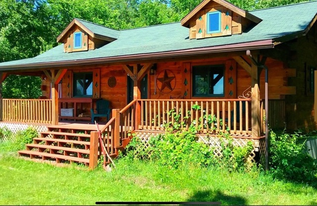 Chestnut... 3 bedroom, 2 bath Log Cabin with outdoor hot tub jacuzzi...sleeps 10
