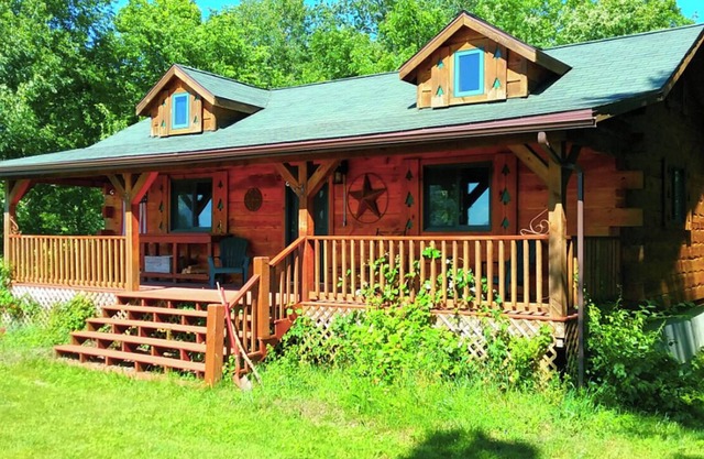 Chestnut 3 bedroom Log Cabin with Hot Tub Jacuzzi