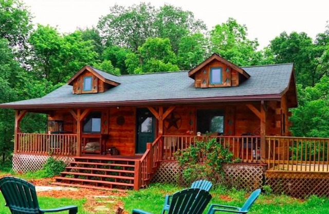 Chestnut Cabin w/ Hot Tub Jacuzzi