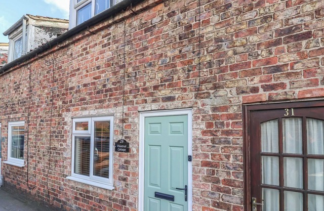 CHESTNUT COTTAGE, pet friendly, with open fire in Great Driffield