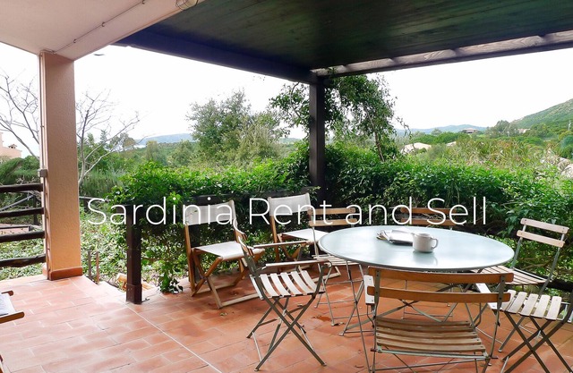 Chia, villa Topazio, capacidad para 8 personas, 150 metros del mar, patio, 2 cocinas, 2 baños