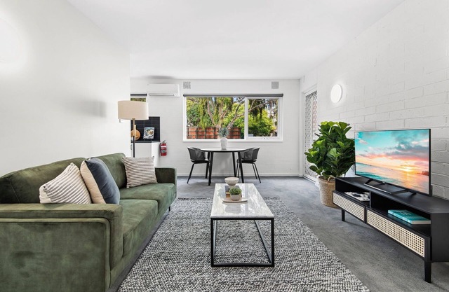 Chic 1-Bed Apartment Across from Royal Park