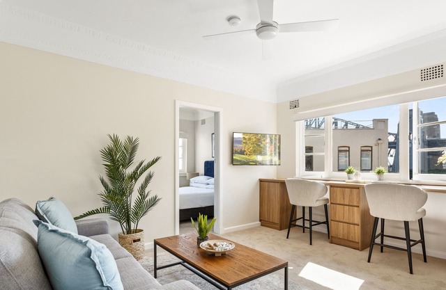 Chic 1-Bed with Glimpses of the Harbour Bridge