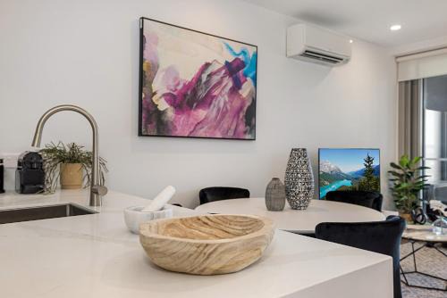Chic 1-Bed with Parking, Gym, Pool & City Views