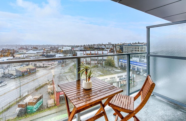 Chic 1-bedroom apartment in fabulous Vancouver with fitness room, WiFi