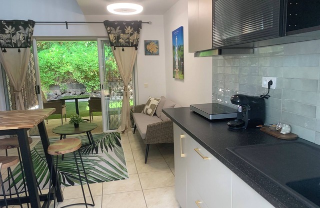 Chic 1-bedroom apartment with pool, WiFi, AC in Povai Bay near Matira Beach