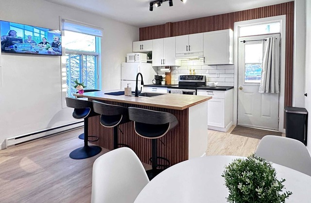 Chic 1-bedroom apartment with fitness room and AC in vibrant Montréal