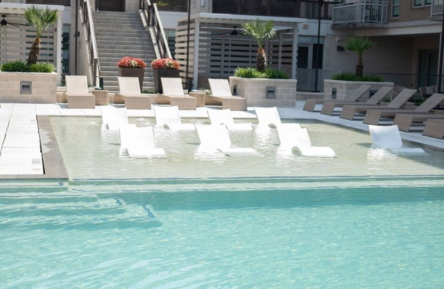 Chic 1-bedroom apartment in vibrant Houston with AC, WiFi, fitness room, Balcony