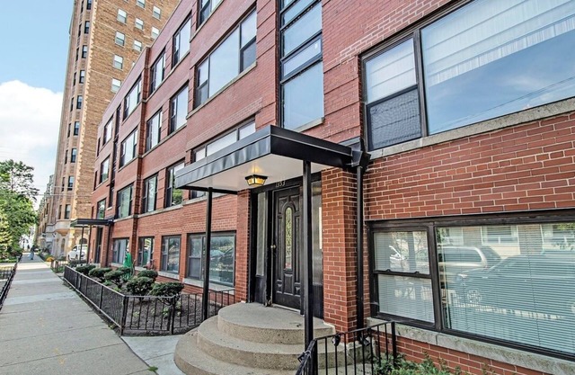 Chic 1-bedroom condo with AC, WiFi in superb Chicago