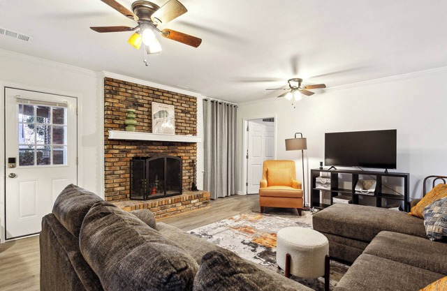 Chic 1-Bedroom Retreat: Modern Comfort & Convenience for Your Next Stay! WiFi+AC