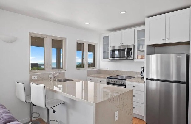 Chic 1200 sq ft. 1-bed, 2 bath w Ocean view and Patio in fabulous Laguna Beach