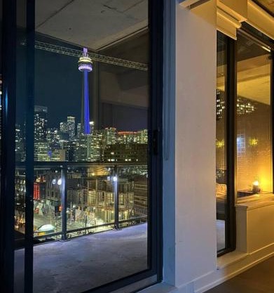 Chic 1BDR Loft with Office Space-Heart of Toronto