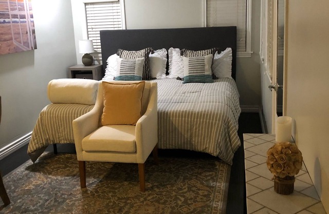 Chic 1Bedroom/bathroom with Private Entrance in Altadena/ Share Home.