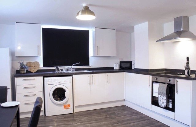 Chic 1BR Apt Close to Heywood Transport Links