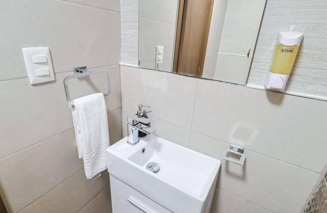 Modern and Cozy 1BR Condo, Fast Wi-Fi, Full AC, Roof Top Pool, King Bed.