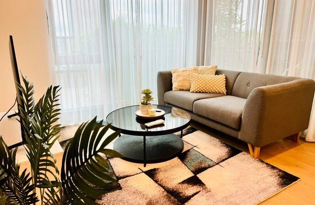 Chic 1BR Apt Urban Retreat Pool/Parking/Gym