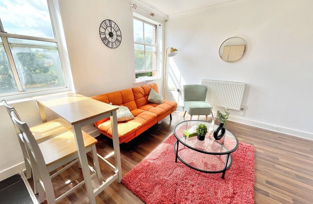 Chic 2-bed Apartment in Southampton With Parking