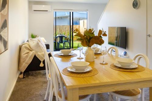 Chic 2-Bed Gem: Trust Arena Proximity - West AKL