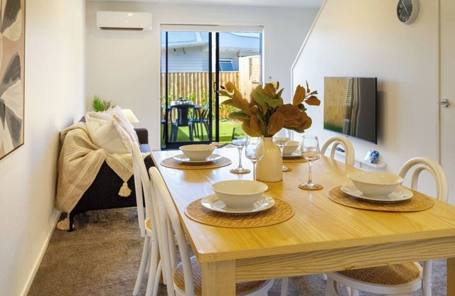 Chic 2-Bed Gem: Trust Arena Proximity - West AKL