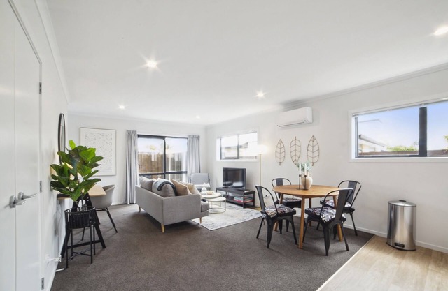 Chic 2-Bed Townhouse by Lake, Parks & Shops