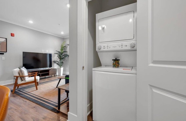 Chic 2-bedroom apartment with AC, fitness room, pool - A