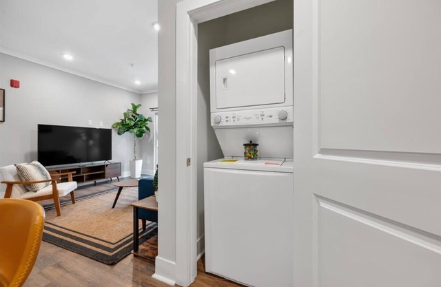 Chic 2-bedroom apartment with AC, fitness room, pool - C