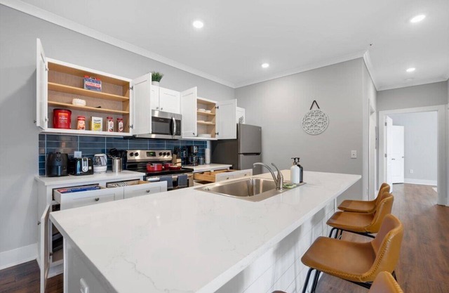 Chic 2-bedroom apartment with AC, fitness room, pool - D