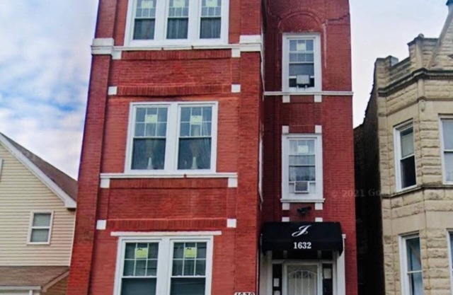 Chic 2-bedroom apartment in vibrant Chicago with WiFi and AC