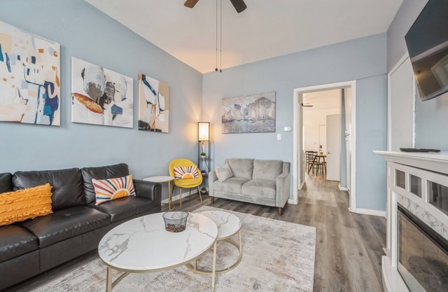 Chic 2-bedroom apartment in marvelous Lakeview/LincolnPark/Wrigley with WiFi/AC