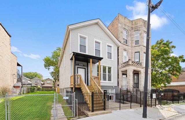 Coming Soon! Chic 2-bedroom apartment in beautiful Chicago. 30+ Day Stays Only