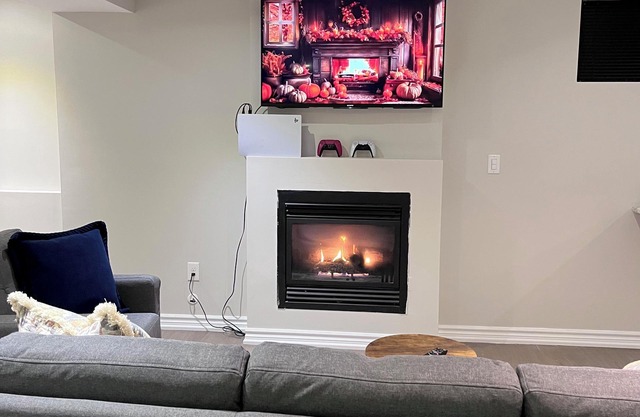 Chic 2-bedroom corporate apartment in enchanting Whitby with AC, WiFi