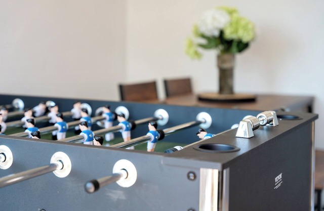 Chic 2 bedroom Flat; wifi, smart TV, foosball table