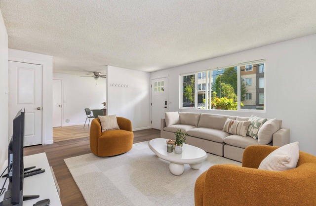Chic 2 bedroom Lynnwood Nest w/ Kitchen & Yard