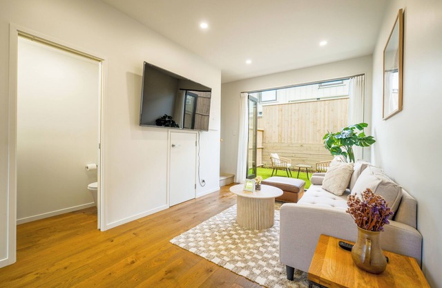 Chic 2-Bedroom Retreat in Grey Lynn Minutes to CBD