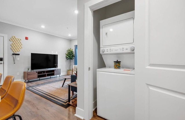 Chic 2-bedroom Stay with AC, fitness room, pool, WiFi - E