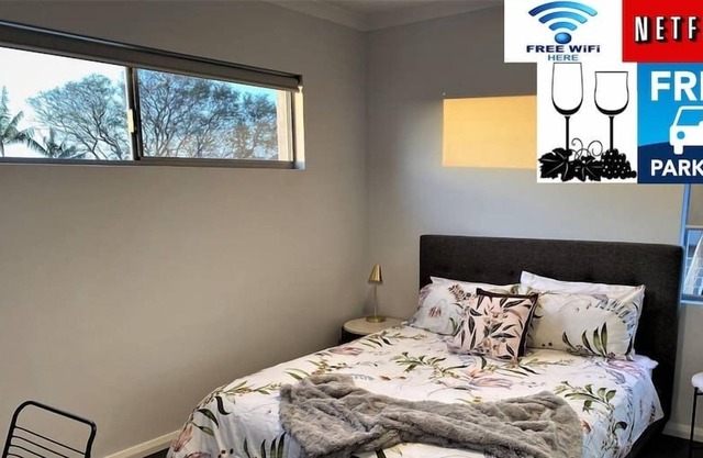 STYLISH 2BED CLOSE AIRPORT/SHOPS NETFLIX WIFI WINE