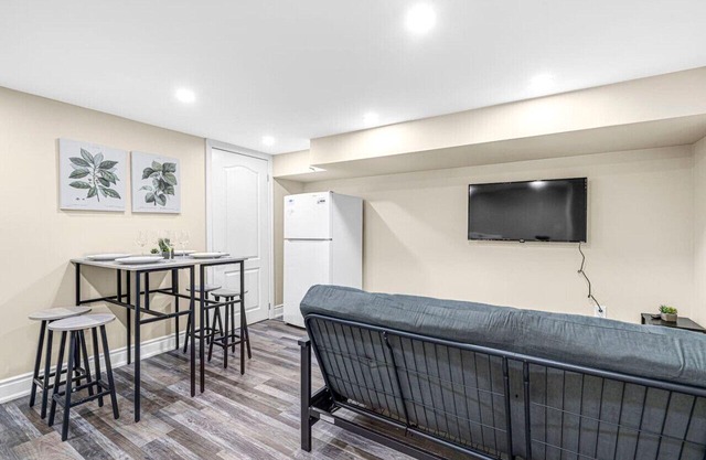 Chic 2Bed Gem-Prime Location to DT/Hospital/TiCats