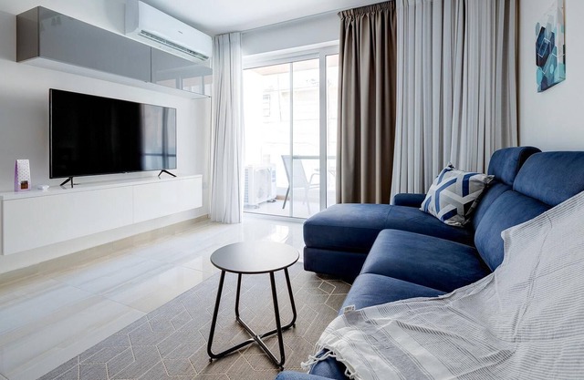 Chic 2BR Apartment, Ideal Location