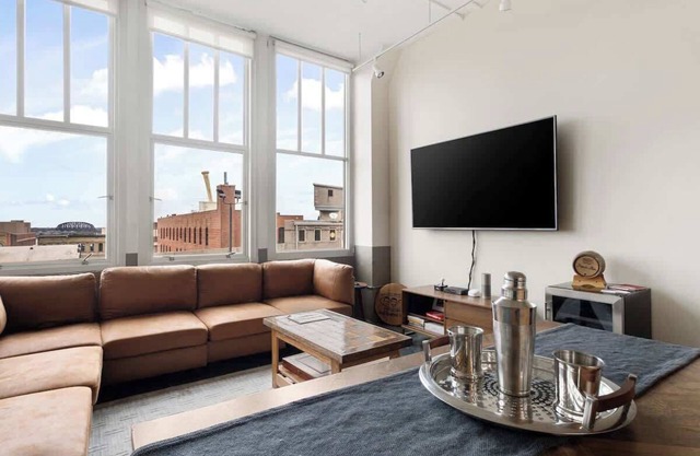 Chic 2BR Bourbon Condo w/River View & Parking