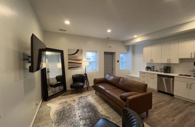 Chic 2BR Haven: Minutes from Downtown & Medical District
