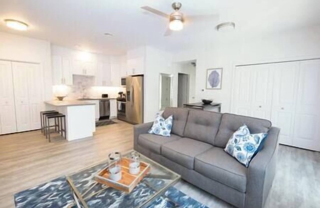 Nuevo condominio de dos dormitorios de estilo moderno en el valle de Sonoma con patios privados