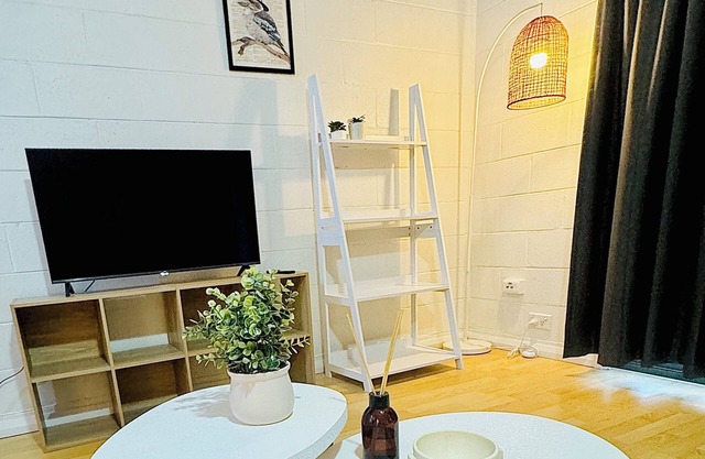 Chic 2BR South Side Getaway Near Albury CBD