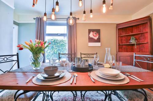 Chic 3 Bedroom House - Sleeps 8 - Close to Centre