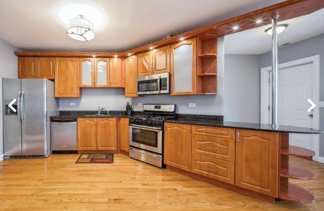 Chic 3-bedroom well-appointed condo near University of Chicago and Lakeshore