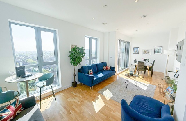 Chic 3-BR penthouse with 3-Pvt. Balcony Battersea
