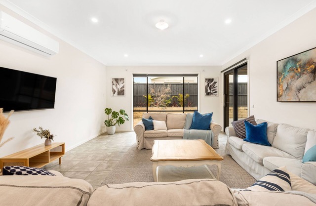 Chic 4 br, 2 storey, ocean view & family friend