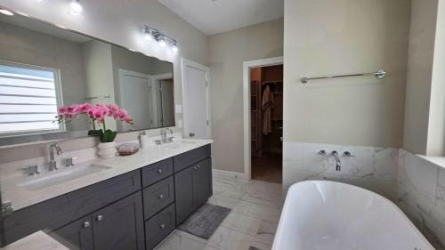 Chic Affordable North Houston Getaway