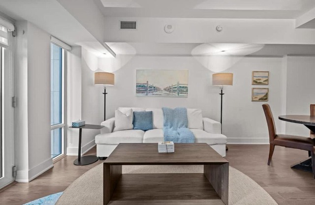 Chic and Central 2 Bedroom Condo in Downtown Toronto
