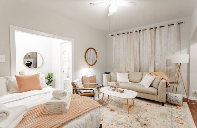 Chic and Cozy Getaway near Loyola Park